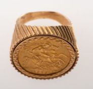 A full sovereign ring, the ring mount with carved line shoulders to plain band,