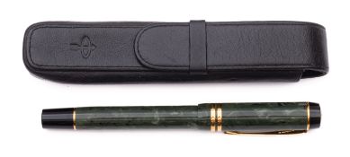 A Parker Duofold fountain pen, in green marble with gilt clip and double banded cap 18K 750 nib,