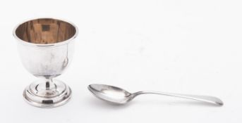 An Elizabeth II cased silver egg cup, by