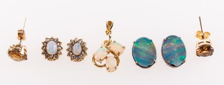 A small mixed group of jewellery, including a pair of earring head settings,