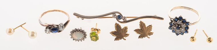 A small mixed group of jewellery, including a twist designed ring,