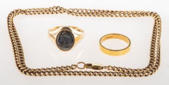 A small mixed group of jewellery, a 22ct gold flat edged wedding band, UK hallmark, size M, 4.