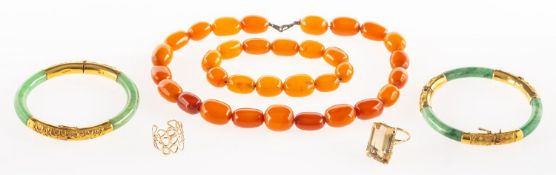 A mixed group of jewellery, including a string of amber beads, beads vary in size, length approx.