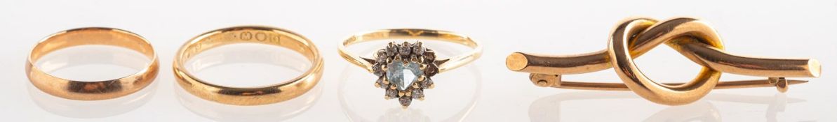 A mixed group of jewellery, including a 9ct gold wedding band, UK hallmark, size J1/2, 1.