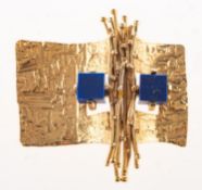 A 9ct gold and lapis lazuli sculptural brooch,