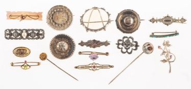 A mixed group of antique and vintage jewellery (mainly brooches),