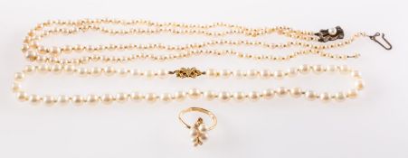 Two pearl necklaces and a Majorica pearl ring, a string of knotted cultured pearls, pearls approx.