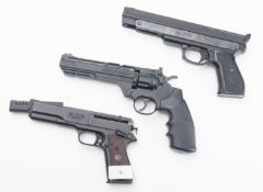 A Crossman .177 calibre CO2 air pistol, a Gamo.