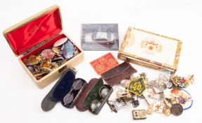 A small parcel of miscellaneous costume jewellery,