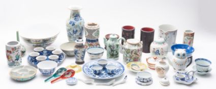 A mixed group of Chinese porcelain compr