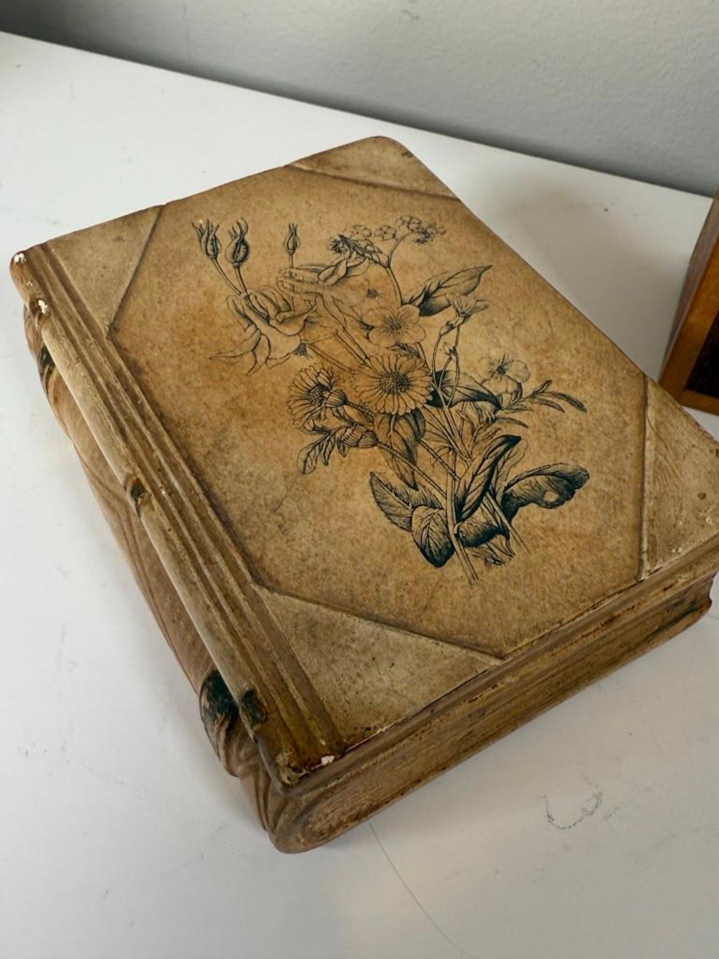 A Collection of Decorative Trinket Boxes - Image 3 of 28