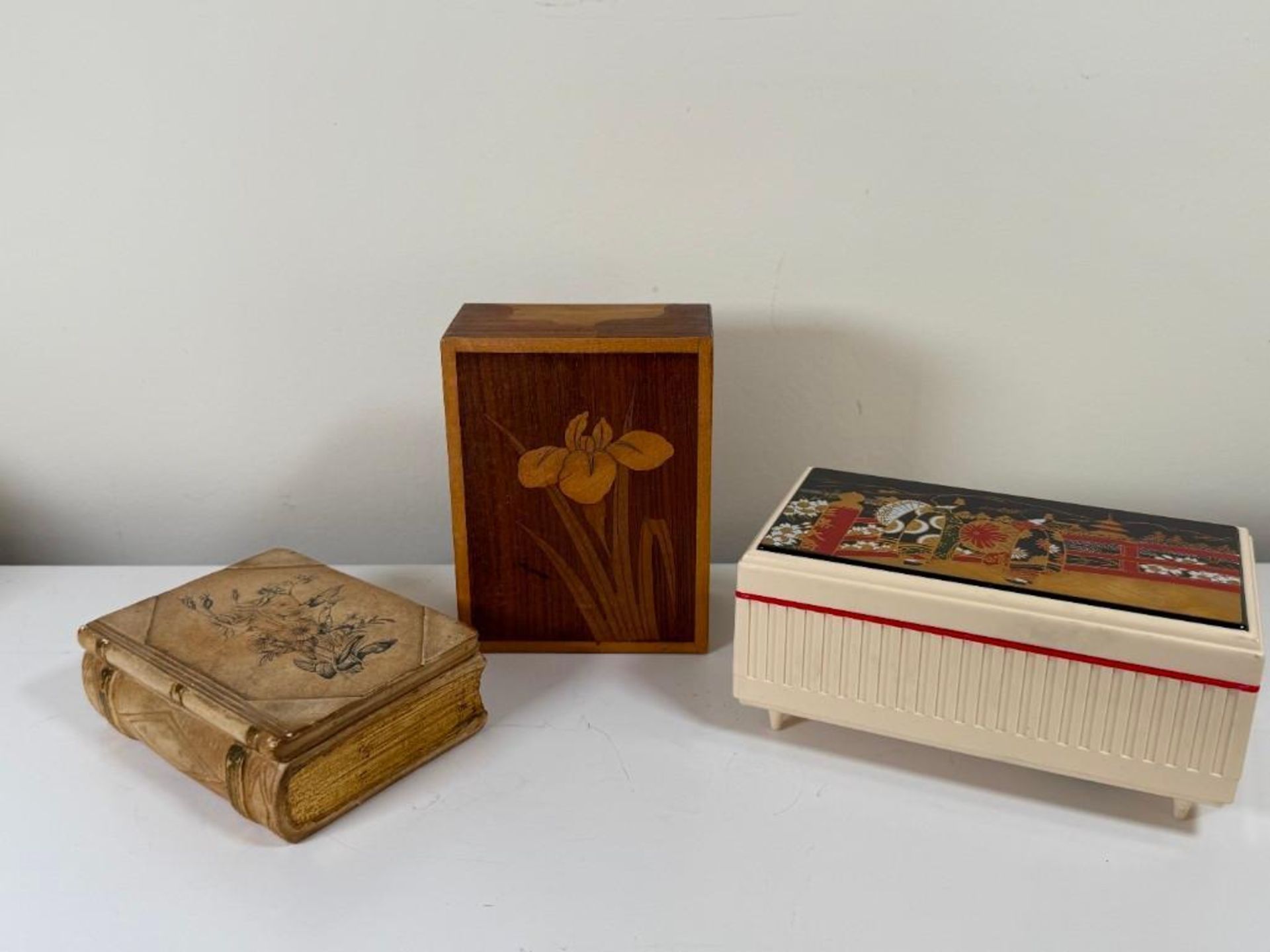 A Collection of Decorative Trinket Boxes - Image 2 of 28