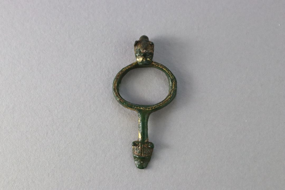 A Norman Medieval gilt-bronze fitting with beast heads, ca. 12th to 14th century AD. - Image 1 of 5