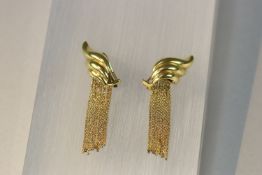 Yuri Ichihashi: A Pair of 18 carat Yellow Gold fluted Scroll and Tassel Earrings