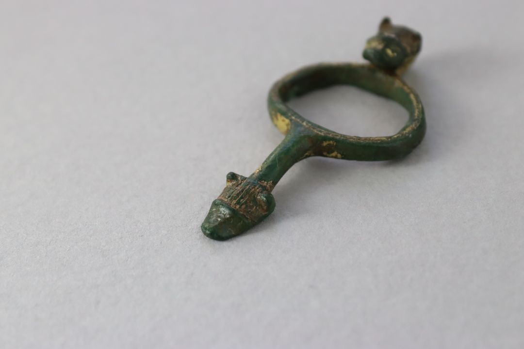A Norman Medieval gilt-bronze fitting with beast heads, ca. 12th to 14th century AD. - Image 4 of 5