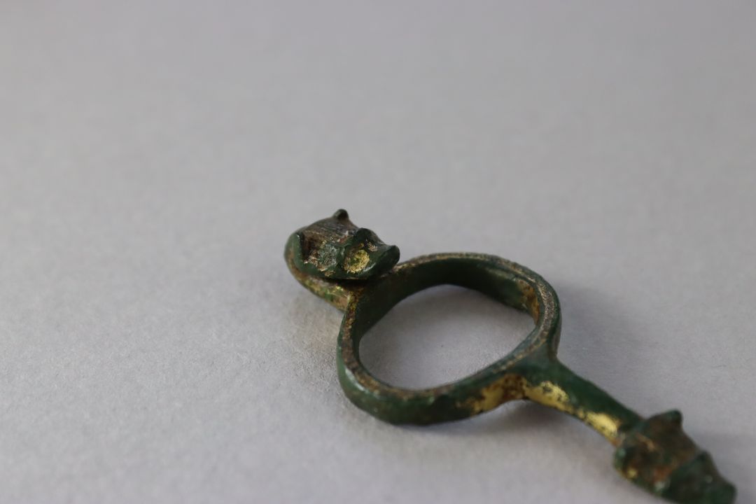 A Norman Medieval gilt-bronze fitting with beast heads, ca. 12th to 14th century AD. - Image 3 of 5