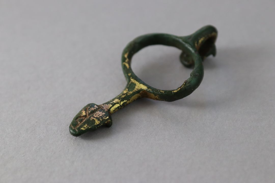 A Norman Medieval gilt-bronze fitting with beast heads, ca. 12th to 14th century AD. - Image 5 of 5