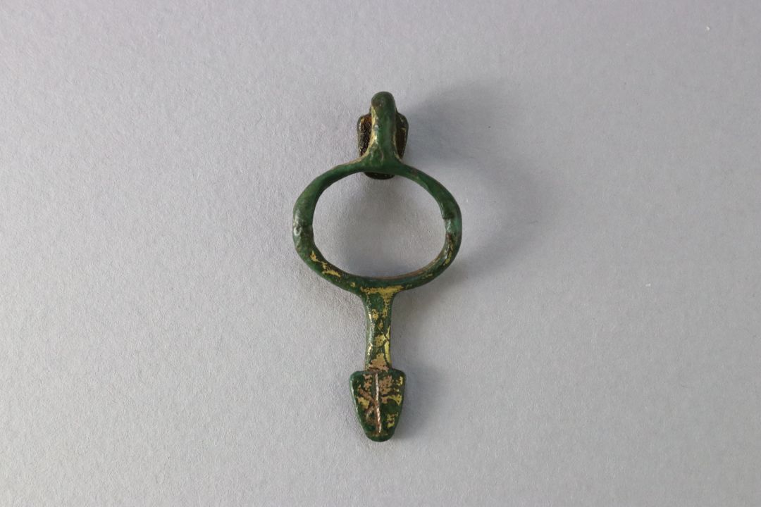 A Norman Medieval gilt-bronze fitting with beast heads, ca. 12th to 14th century AD. - Image 2 of 5