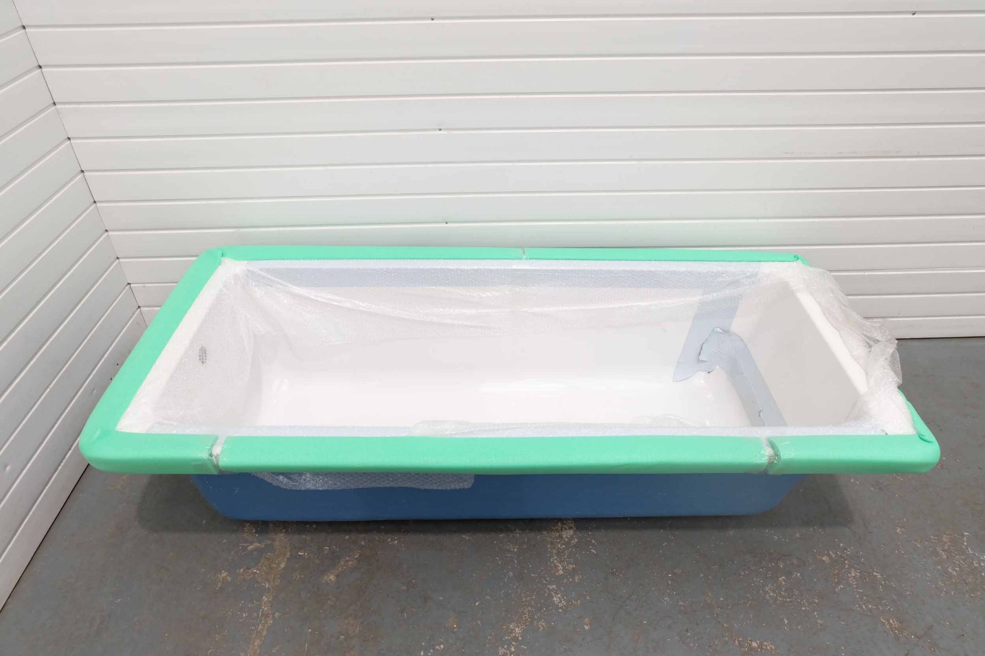 The White Space Vale Single Ended Bath. Colour: White. Length: 1800mm. Width: 800mm. Depth: 440mm. - Image 2 of 7