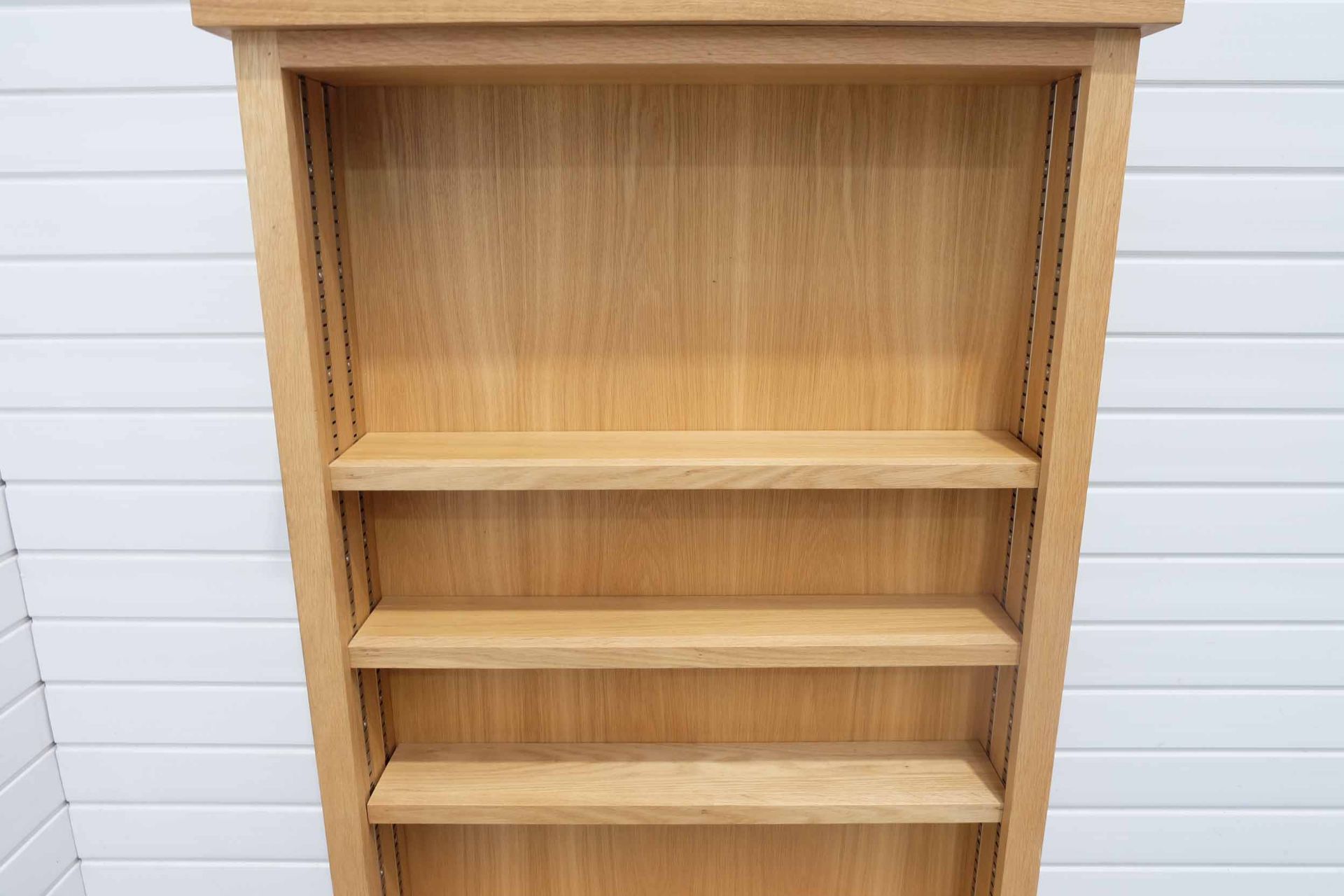 Tall Solid Wood Bookcase With 4 Adjustable Shelves. - Image 3 of 4