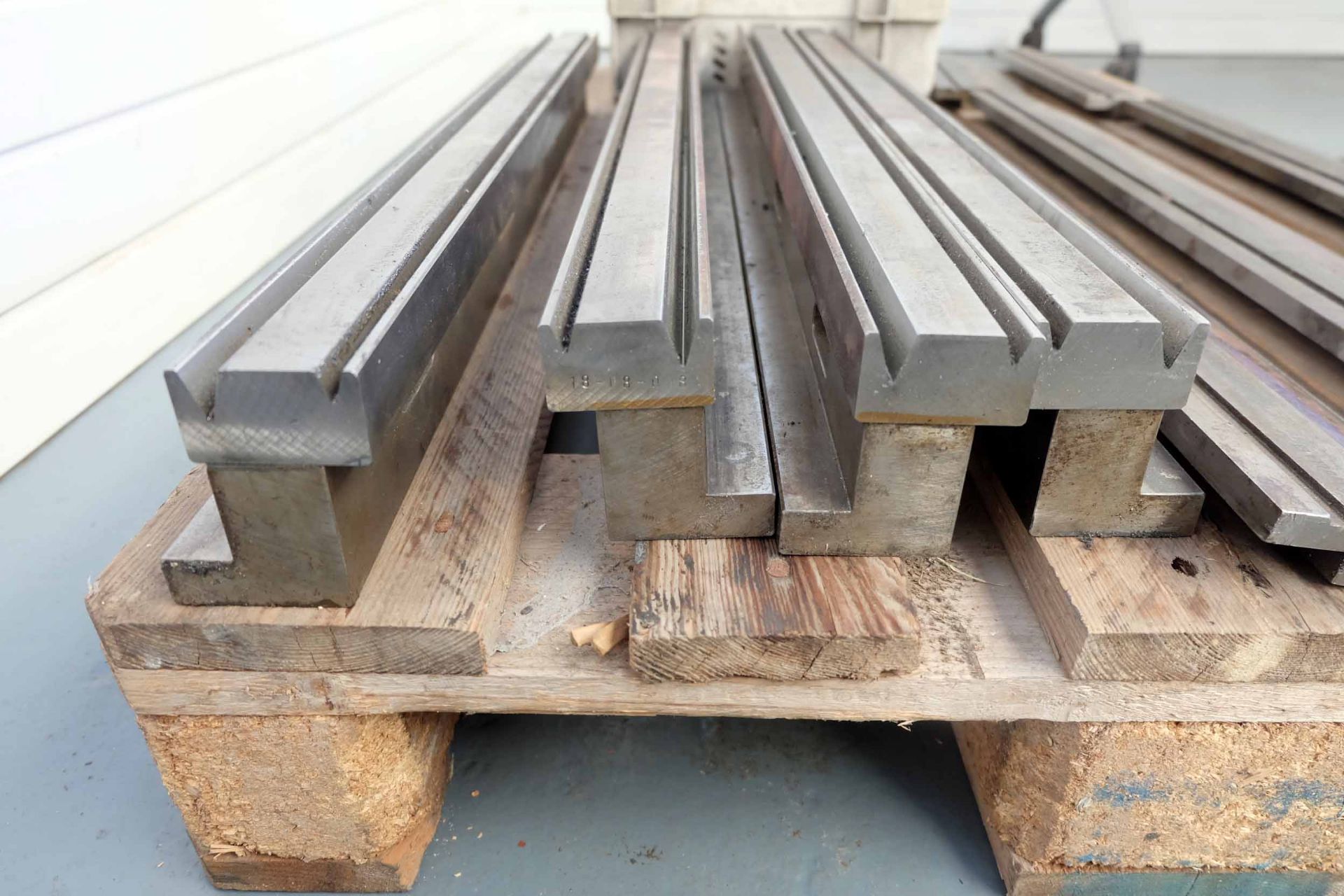 Full Set of Press Brake Tooling. Bottom: 4 x 835mm. Top: 3 x 835mm, 1 x 400mm, 1 x 300mm. Clamp Syst - Image 4 of 11