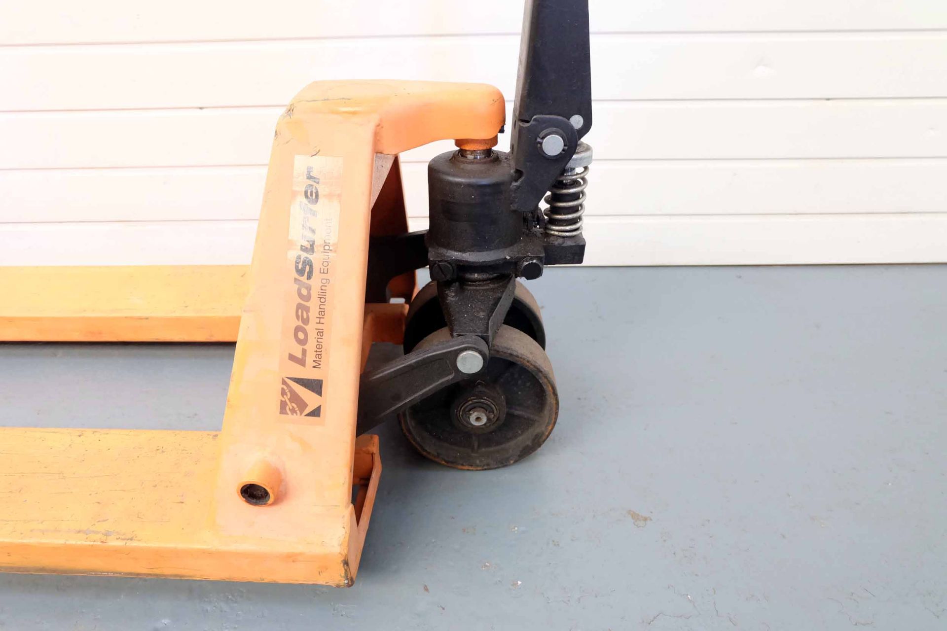 Load Surfer Pallet Truck. Capacity 2500kg. Length of Forks 1150mm. Width of Forks 525mm. - Image 4 of 8