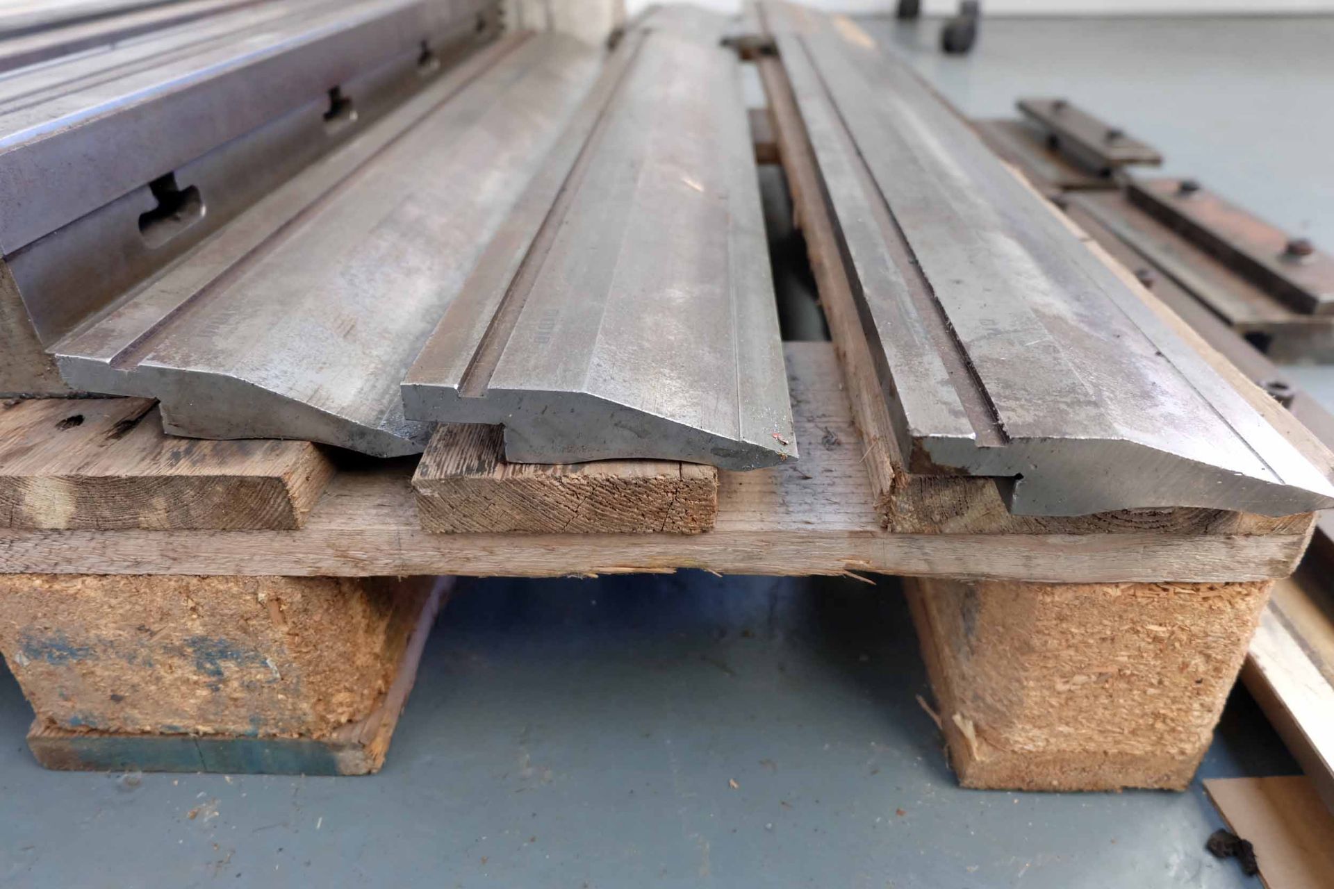 Full Set of Press Brake Tooling. Bottom: 4 x 835mm. Top: 3 x 835mm, 1 x 400mm, 1 x 300mm. Clamp Syst - Image 7 of 11