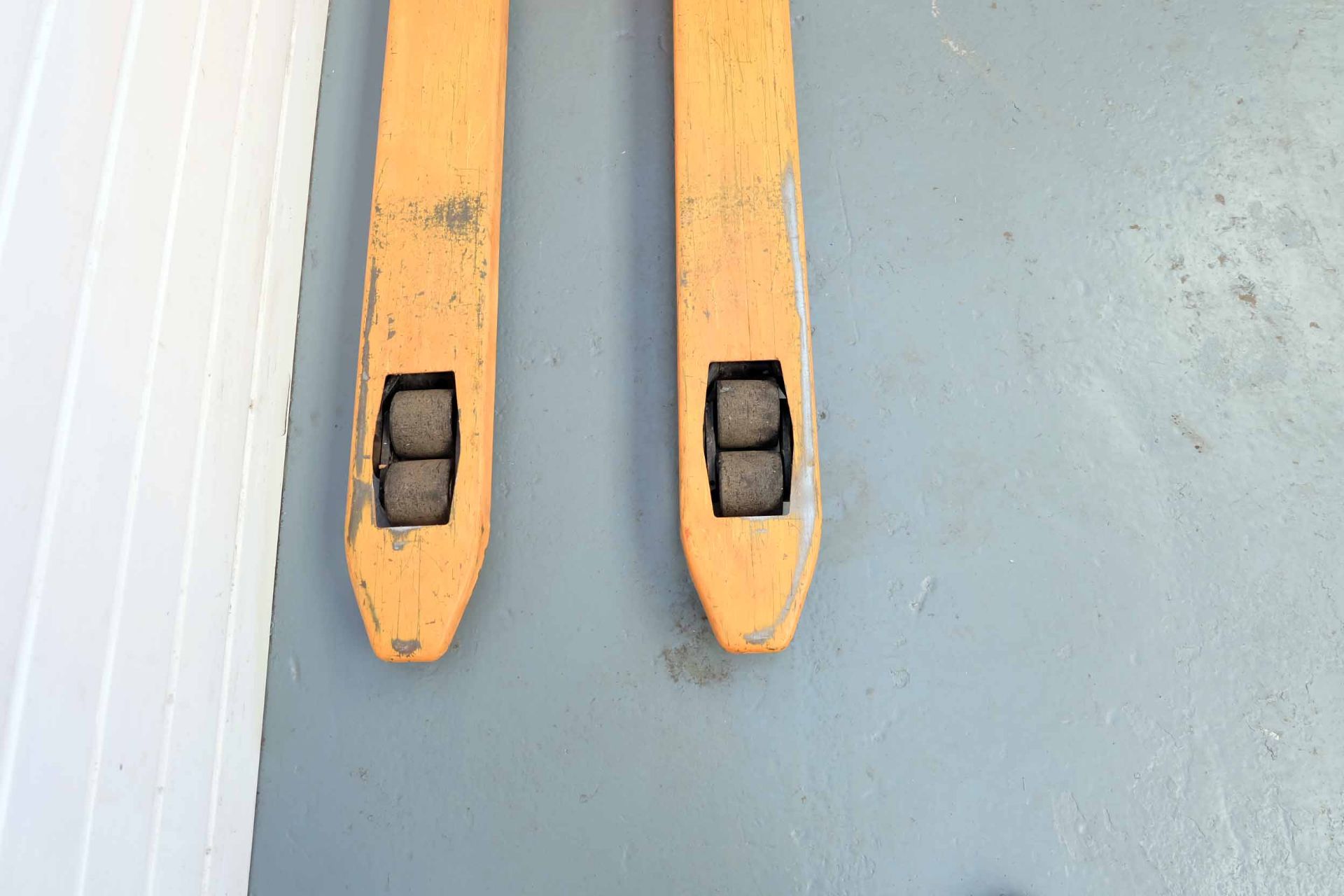 Load Surfer Pallet Truck. Capacity 2500kg. Length of Forks 1150mm. Width of Forks 525mm. - Image 3 of 8