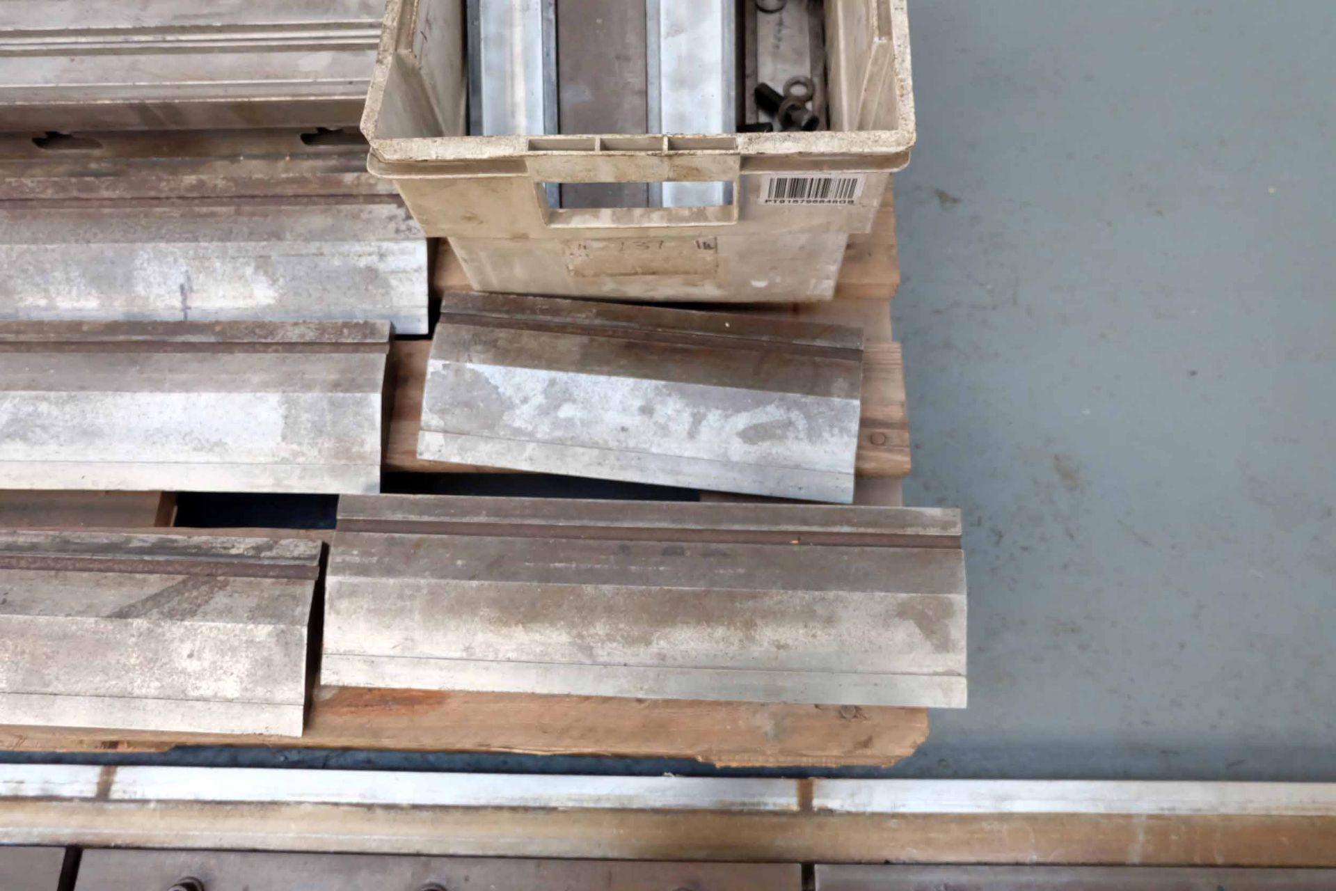 Full Set of Press Brake Tooling. Bottom: 4 x 835mm. Top: 3 x 835mm, 1 x 400mm, 1 x 300mm. Clamp Syst - Image 10 of 11