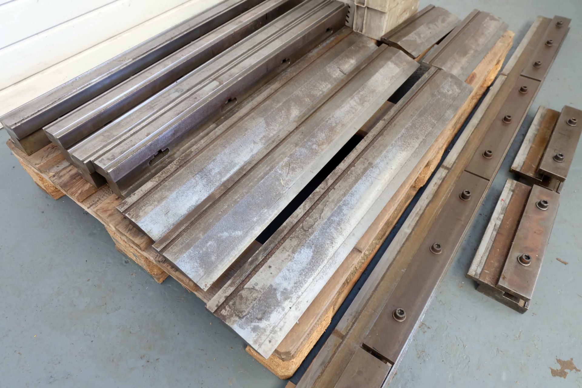 Full Set of Press Brake Tooling. Bottom: 4 x 835mm. Top: 3 x 835mm, 1 x 400mm, 1 x 300mm. Clamp Syst - Image 6 of 11