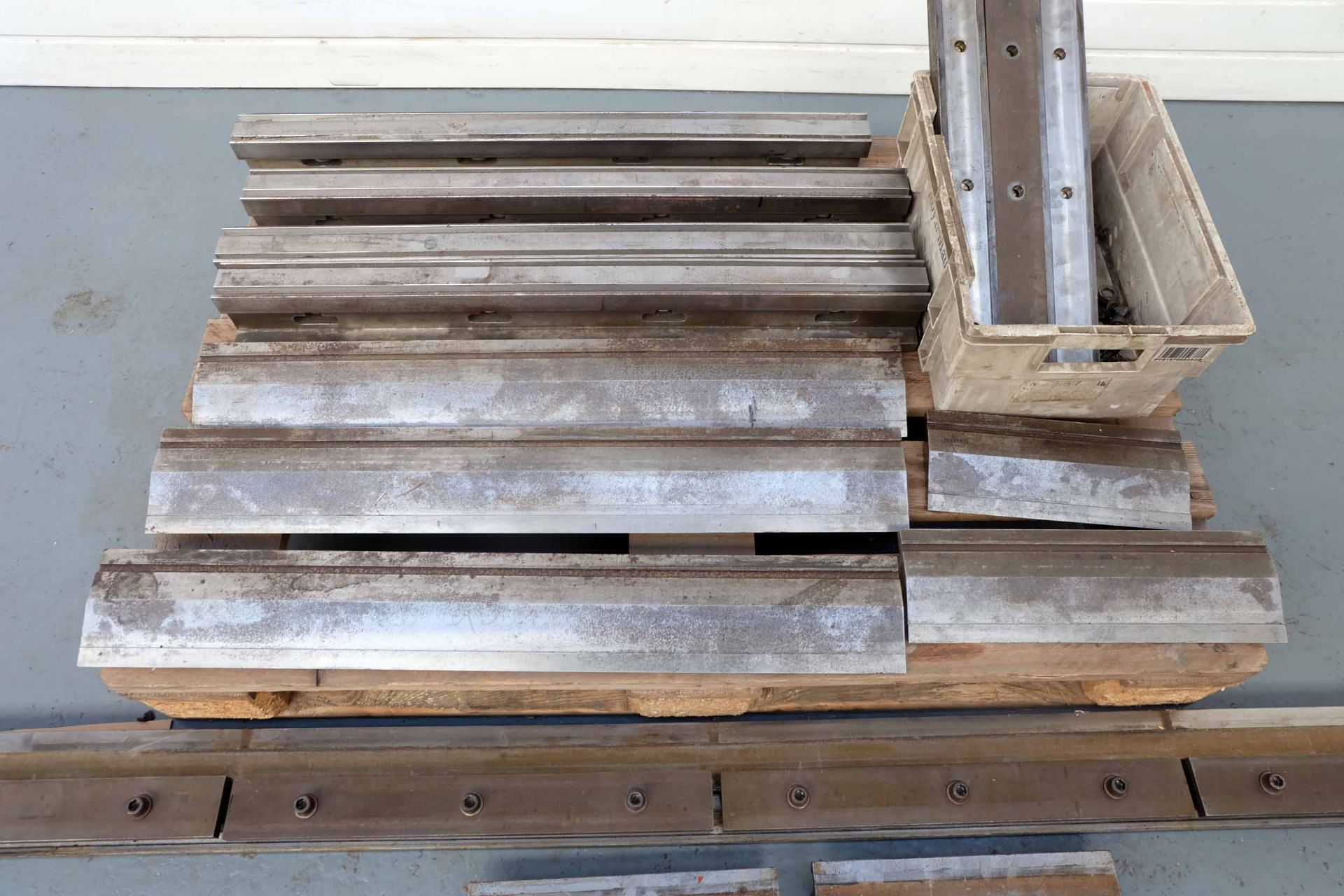 Full Set of Press Brake Tooling. Bottom: 4 x 835mm. Top: 3 x 835mm, 1 x 400mm, 1 x 300mm. Clamp Syst - Image 5 of 11