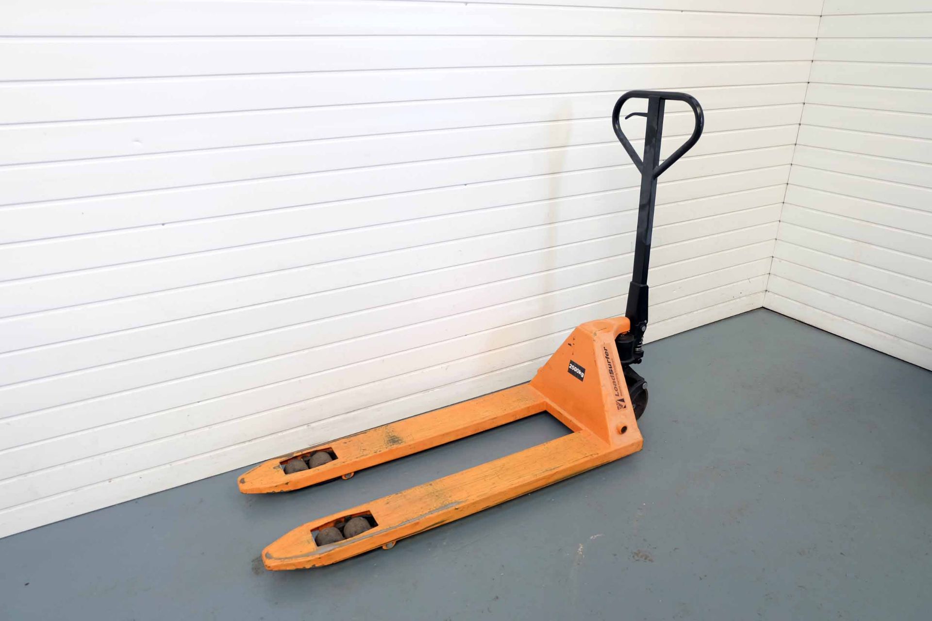 Load Surfer Pallet Truck. Capacity 2500kg. Length of Forks 1150mm. Width of Forks 525mm. - Image 2 of 8