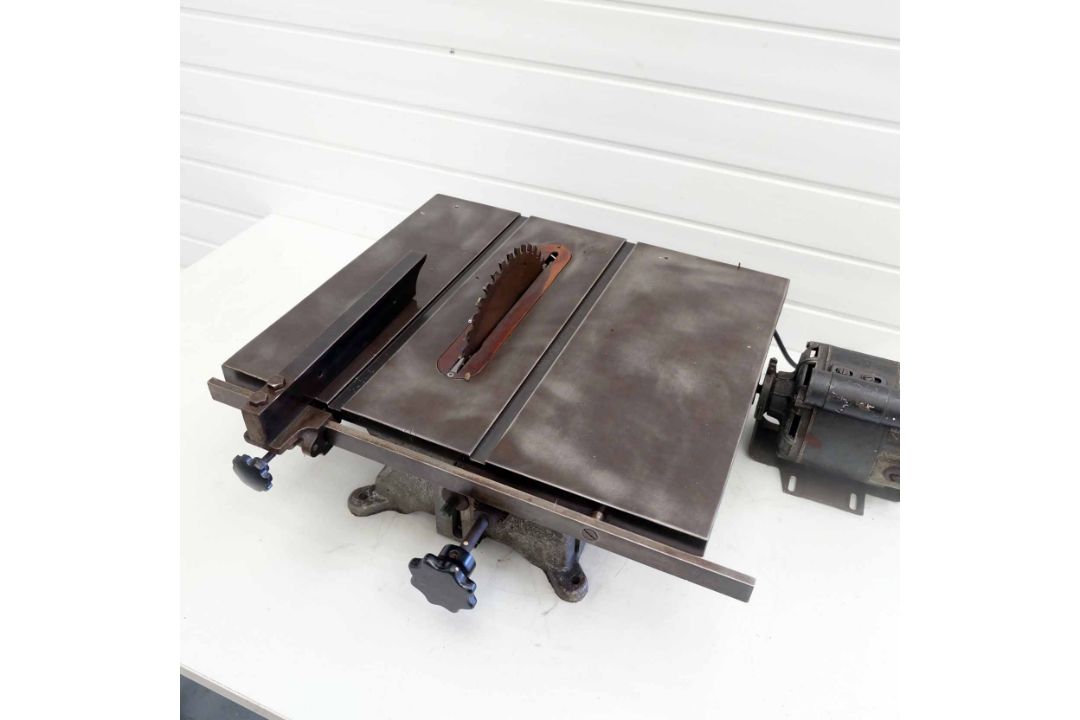 Bench Top Table Saw With a Motor. Table Size 530mm x 460mm x 200mm High. - Image 2 of 5