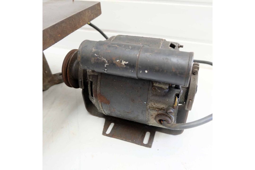 Bench Top Table Saw With a Motor. Table Size 530mm x 460mm x 200mm High. - Image 5 of 5