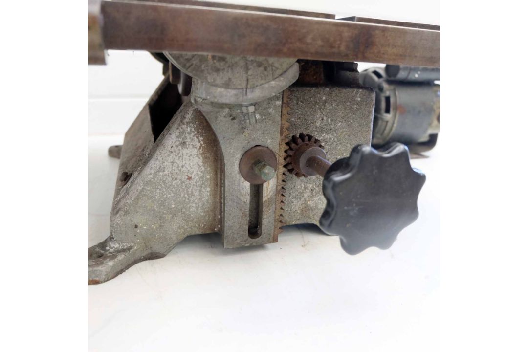 Bench Top Table Saw With a Motor. Table Size 530mm x 460mm x 200mm High. - Image 3 of 5