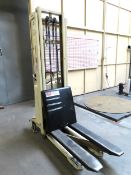 NDB Lift 1000Kg Walk-Behind Hydraulic Lift. (in need of repair)