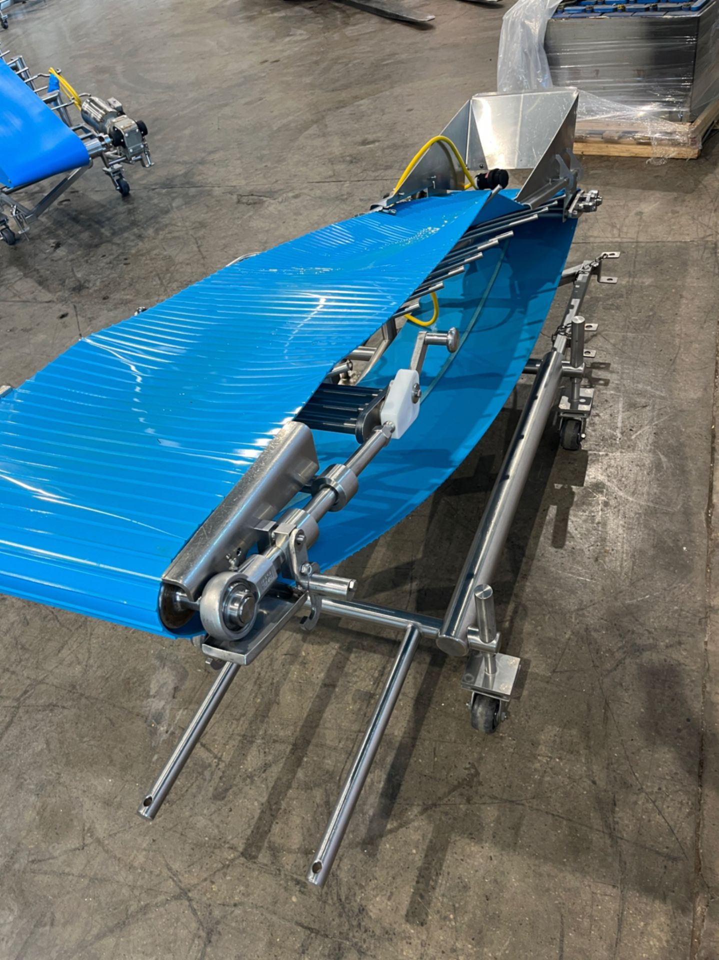 S/S PORTABLE INCLINE BELT CONVEYOR - Image 4 of 6
