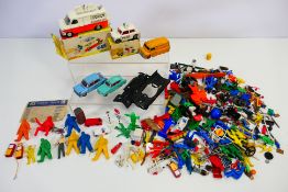 Dinky - Corgi - Other - A group of vehicles and parts and accessories including a boxed Ford