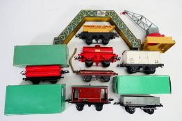Hornby - A group of 3 x boxed O gauge items and some unboxed items.
