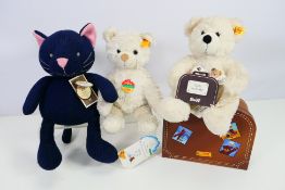 Steiff - Charlie Bears - A Steiff Cosy Friends 28 cm white teddy bear with ear stud and tags #