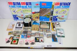 Peco - Ratio - Wiking - A collection of N gauge railway items including fencing, figures,