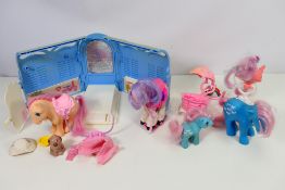 My Little Pony - Hasbro - An unboxed vintage My Little Pony Beauty Parlour with several ponies