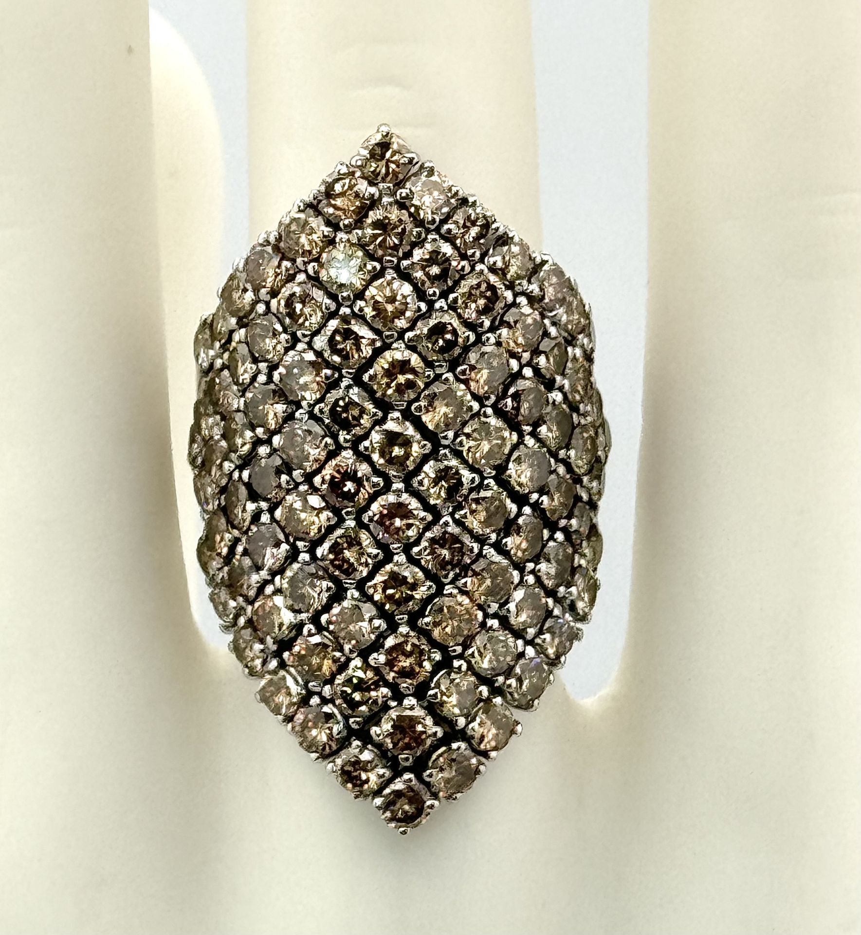 A WGI Certified 18K White Gold and Fancy Brown Diamond Dress Ring. A flexible shield of 90 6.5ctw of - Bild 2 aus 11