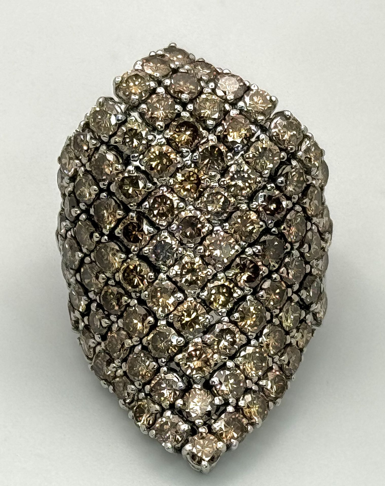 A WGI Certified 18K White Gold and Fancy Brown Diamond Dress Ring. A flexible shield of 90 6.5ctw of - Bild 4 aus 11