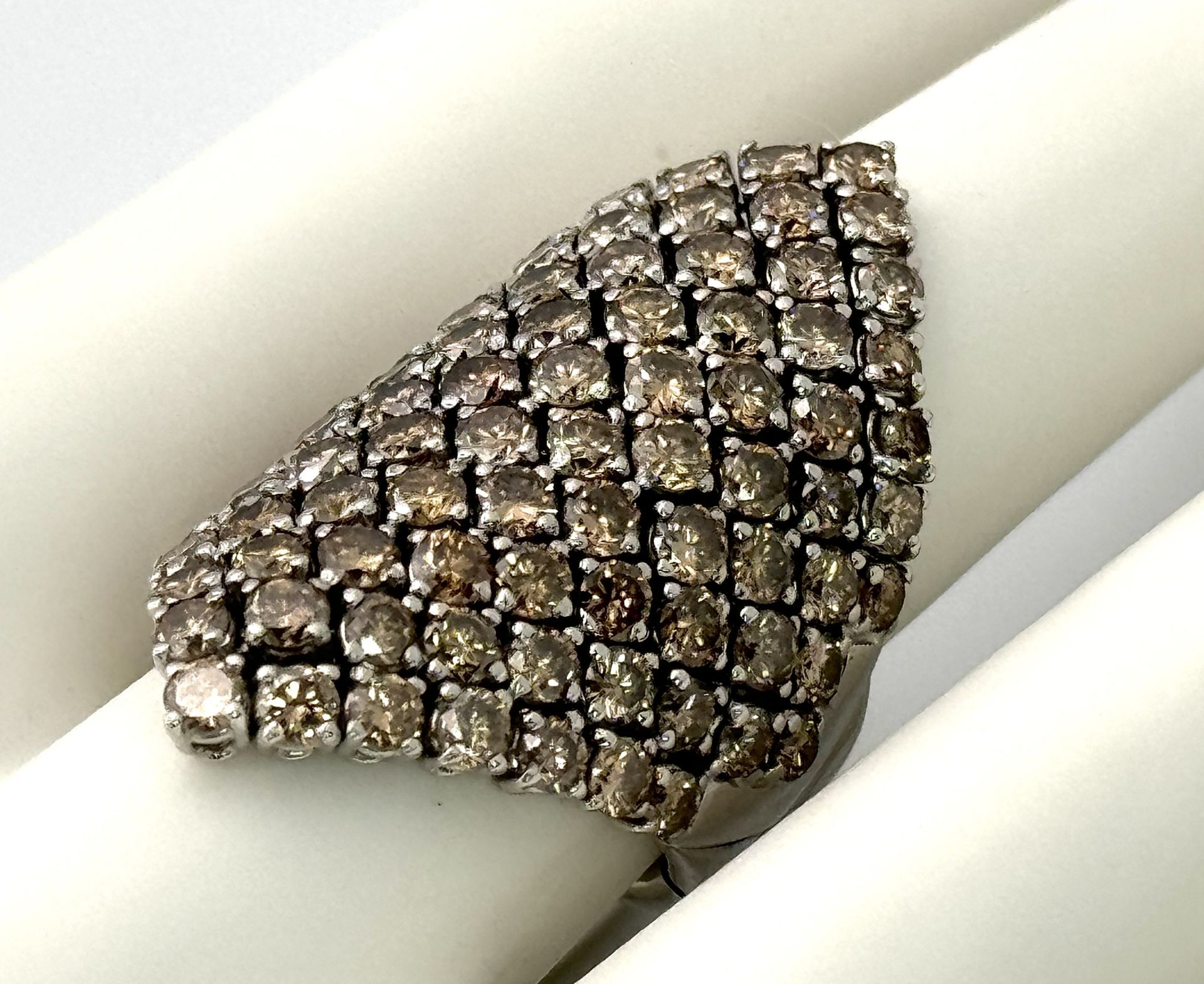 A WGI Certified 18K White Gold and Fancy Brown Diamond Dress Ring. A flexible shield of 90 6.5ctw of - Bild 7 aus 11