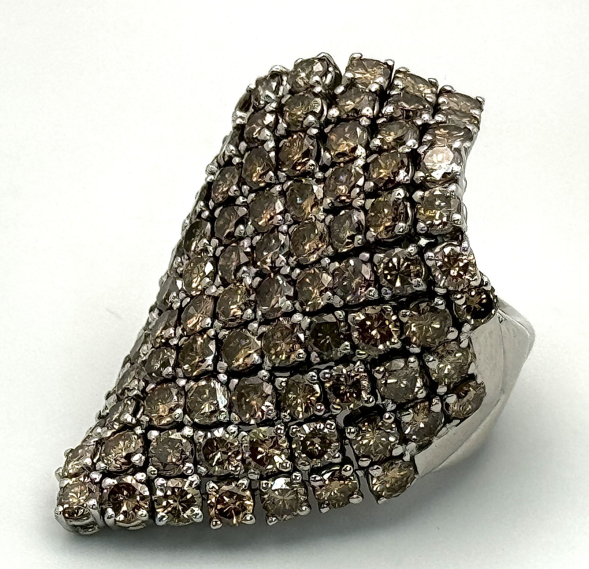 A WGI Certified 18K White Gold and Fancy Brown Diamond Dress Ring. A flexible shield of 90 6.5ctw of - Bild 6 aus 11