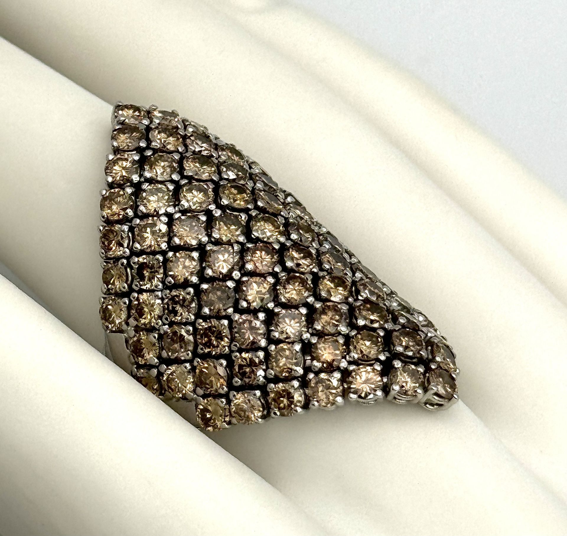 A WGI Certified 18K White Gold and Fancy Brown Diamond Dress Ring. A flexible shield of 90 6.5ctw of - Bild 3 aus 11