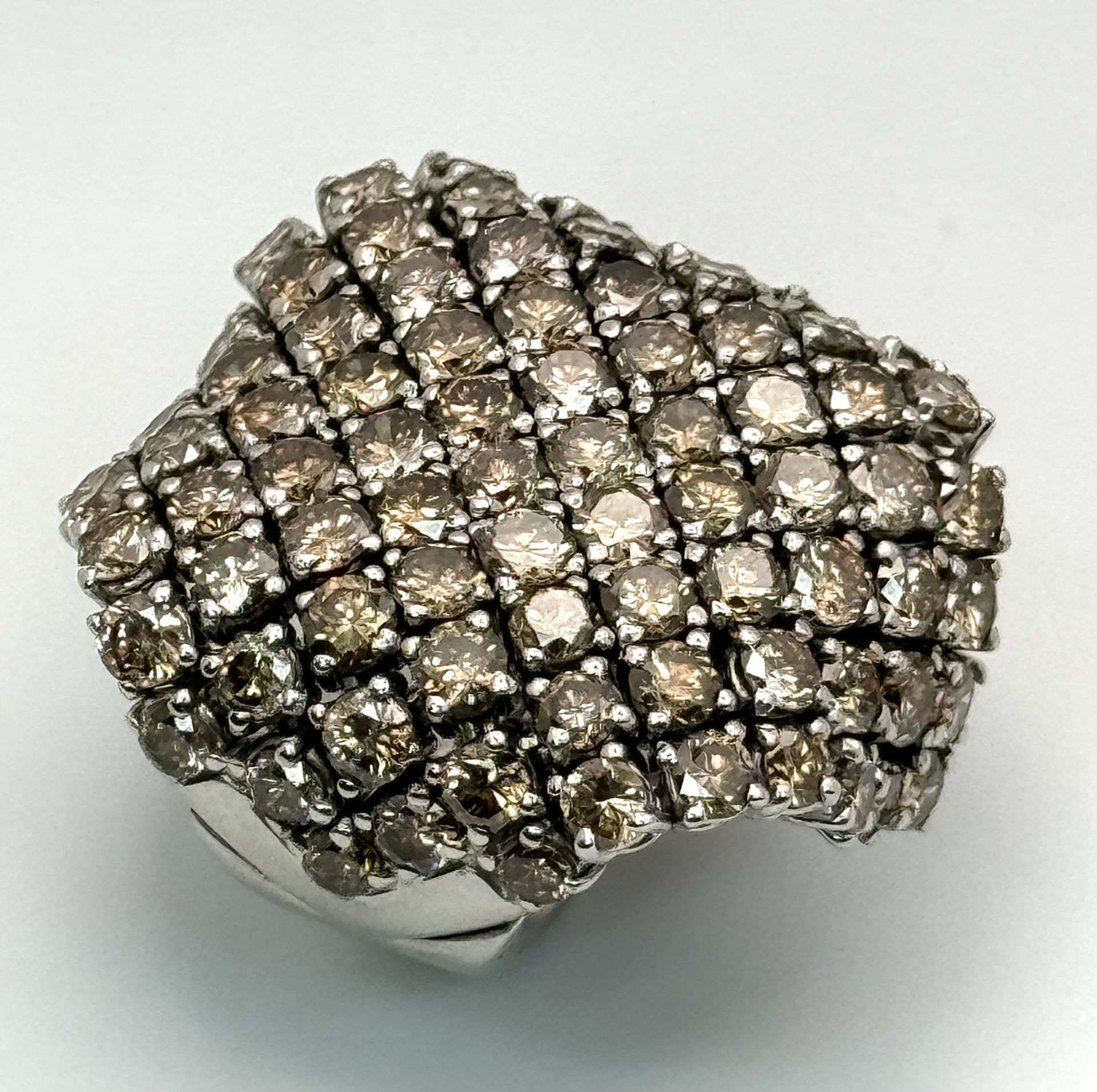 A WGI Certified 18K White Gold and Fancy Brown Diamond Dress Ring. A flexible shield of 90 6.5ctw of - Bild 5 aus 11