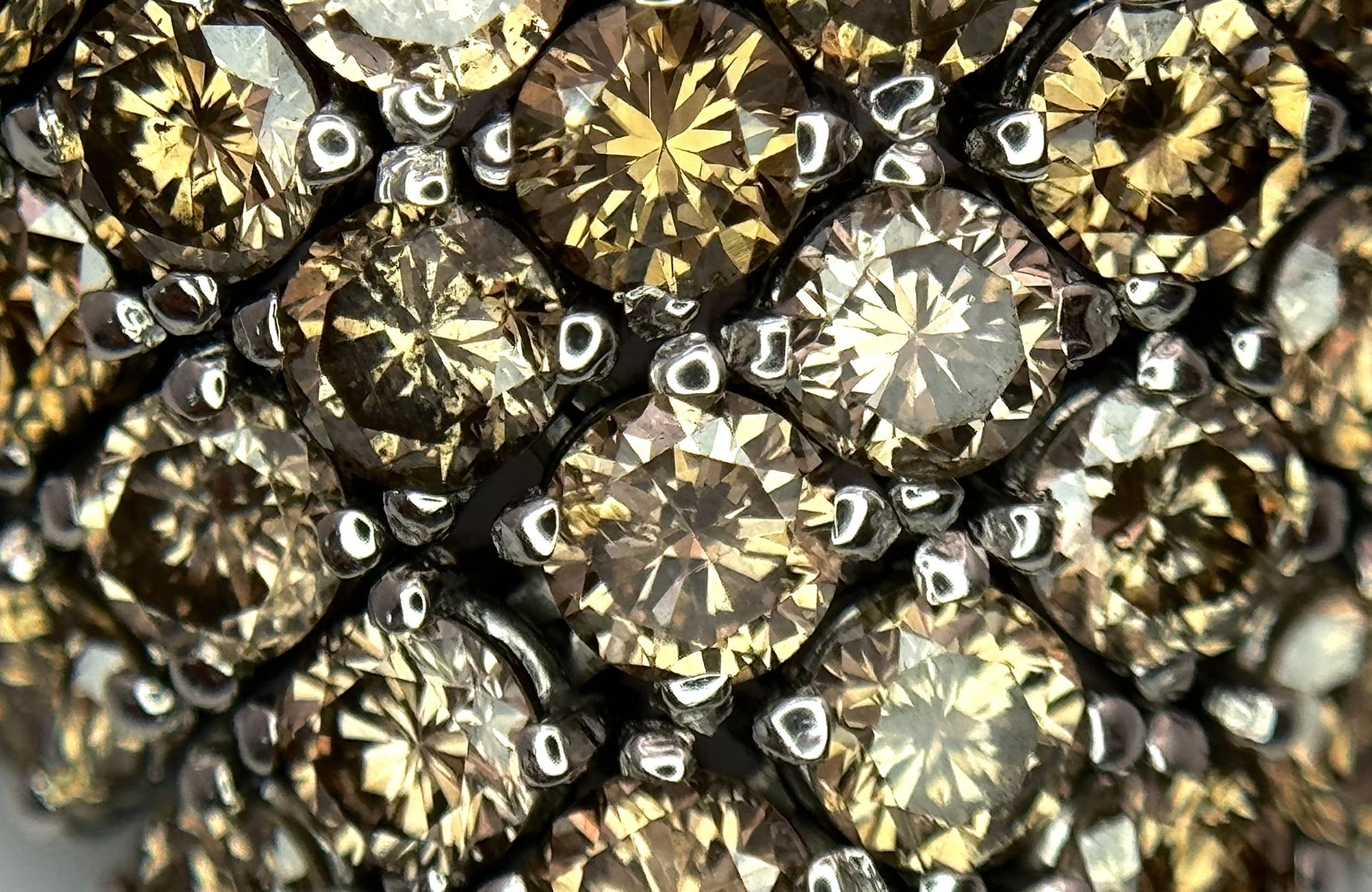 A WGI Certified 18K White Gold and Fancy Brown Diamond Dress Ring. A flexible shield of 90 6.5ctw of - Bild 8 aus 11