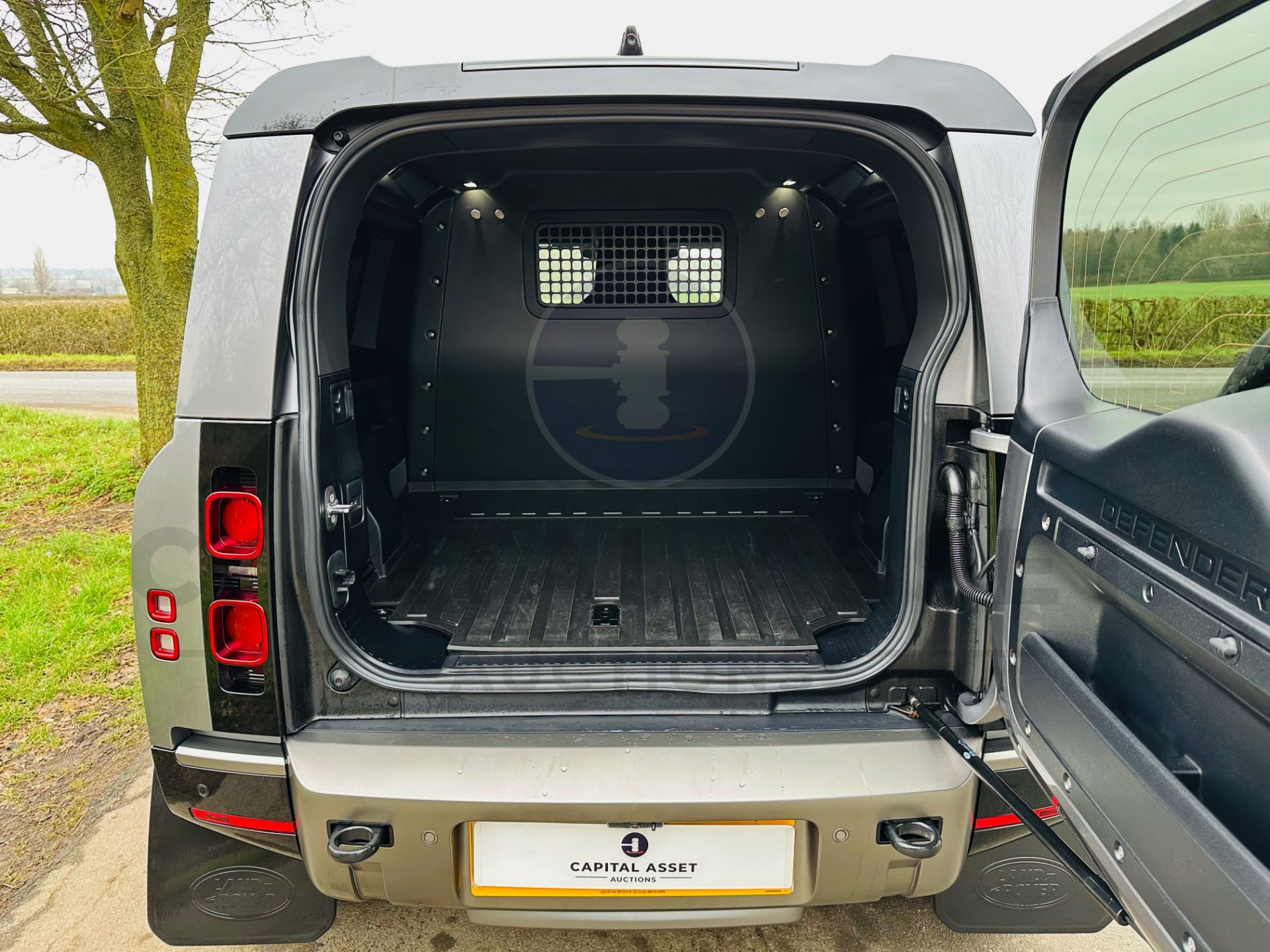 (ON SALE) LAND ROVER DEFENDER 90 "X DYNAMIC HSE" (24 REG 1 OWNER) 3.0 *D300* MHEV AUTO - HARD TOP - - Image 23 of 56